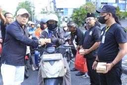 Gabungan Media Online Gelar Aksi Berbagi 200 Kotak Takjil di Jalan Diponegoro Surabaya