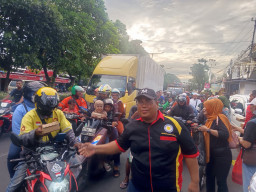 Media Nuswantoro Pos Bagikan 600 Kotak Takjil di Jalan Kenjeran Surabaya