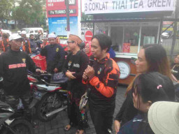Ribuan Takjil Dibagikan di Simpang Tol Simo Pomahan, Wujud Kebersamaan Komunitas di Bulan Ramadhan