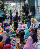 Santunan Anak Yatim Mediabarometer.net Berlangsung Khidmat, Lurah Kedung Cowek Turut Hadir