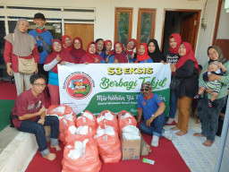 Komunitas S3 EKSIS Guyub Rukun Maju Bersama Gelar Bagikan 500 Takjil di Jalan Raya Kenjeran Surabaya