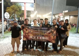 Phatas Community Bagi-Bagi Takjil di SPBU Unesa dan Buka Puasa Bersama di Warung Bu Yeni