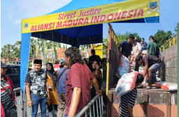 Aliansi Madura Indonesia Salurkan 2.000 Paket Sembako di Depan Gedung Grahadi