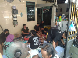 Persiapan Berbagi Takjil Bonek Simo Rejo Fun Soccer di Jalan Raya Arjuno Surabaya.