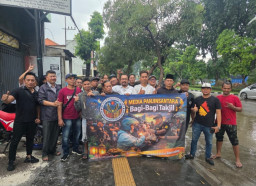 Media Panjinusantara Bagikan 500  Paket Takjil di Dupak Surabaya Warga Antusias Jelang Berbuka