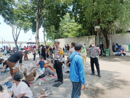Polres Pelabuhan Tanjung Perak Intensifkan Pengamanan di Wisata Pantai Kenjeran Selama Lebaran. 