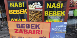 Penjual Bebek Sabairi di Jalan Raya Kayon Jadi Favorit Warga, Harga Terjangkau
