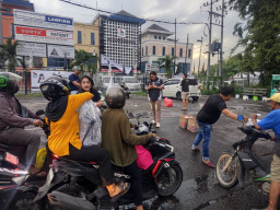 Team DJ Cindi Aurora Official Gelar Aksi Bagi-Bagi Takjil di Jalan Raya Kutisari Surabaya