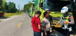 Satlantas Polres Bangkalan Tindak Truk Parkir Sembarangan di Depan Stadion Kerapan Sapi R.P Moch Noer