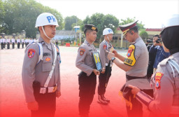 Upacara Penghargaan dan PTDH di Polres Sumenep, Ini Pesan Tegas AKBP Anang Hardiyanto