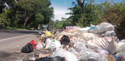 ‎Sampang Dikepung Sampah di Pinggir Jalan, DLH Dinilai Abai Jelang Lebaran
