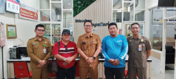 Camat Genteng Bersama Lurah Kapasari Jalin Silaturahmi dengan Abah Syamsul Arifin