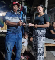 Kegiatan Sosial Perhimpunan Putra Putri Desa Nusa Bali Serahkan Uang Duka kepada Anggota