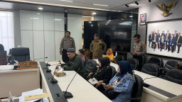 Puluhan Pedagang Pasar Gersikan Geruduk Balai Kota Dan DPRD Surabaya, Ini Tuntutannya