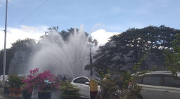 Pipa Air Bocor di MERR Surabaya, Semburan Tinggi Ganggu Lalu Lintas