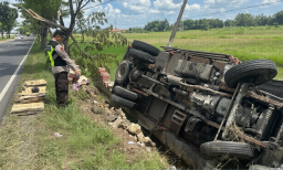 ‎Truk Masuk Parit di Jalan Raya Jrengik, Diduga Sopir Mengantuk ‎