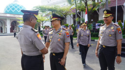 Dedikasi Tanpa Henti! Polrestabes Surabaya Beri Penghargaan Kenaikan Pangkat Pengabdian kepada Perwira Berprestasi