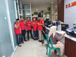 Tebar Kebaikan, Ambulan  Pengurus MADAS SEDARAH Sampang Gerak Cepat Gotong  Warga Dapatkan Layanan Medis 