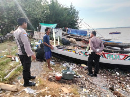 Polsek Kenjeran Perketat Patroli Pesisir Kenjeran, Warga Diminta Waspadai Cuaca Ekstrem dan Banjir Rob