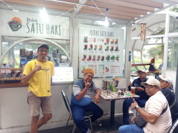 Pemilik Kedai Satu Hari Ngopi Bersama Awak Media di Fairway Mall (Lenmarc)