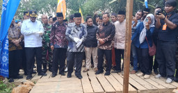 Abdul Mu’ti Hadiri Groundbreaking Jembatan Penghubung Warga Desa Tlambah Sampang
