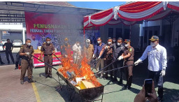 Kejari Sampang Musnahkan Sabu dan Jutaan Rokok Ilegal, Nilai Barang Bukti Capai Ratusan Juta