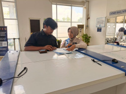 Petugas Satpas SIM Colombo Aktif Dampingi Pemohon, Wujudkan Pelayanan Prima