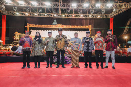 Kapolda Jatim Gaungkan Semangat Jogo Jawa Timur di Pagelaran Wayang Kulit Hari Bhayangkara ke-80