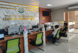 AMI Demo DPW PAN Jatim, Desak Tindak Tegas Dugaan Pemotongan Dana Reses Juliana Eva Wati