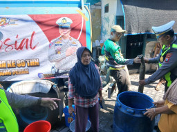 Polres Pelabuhan Tanjung Perak Salurkan Air Bersih untuk Warga di HUT Bhayangkara ke-80