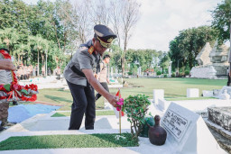 Polda Jatim Ziarah dan Tabur Bunga di TMP, Kenang Jasa Pahlawan Jelang Hari Bhayangkara ke-80