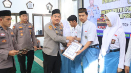 Kapolres Jombang Serahkan Beasiswa kepada Putra-Putri Pegawai Negeri Pada Polri Berprestasi