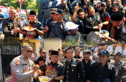 Sempat Tegang! Massa AMI Datangi Polda Jatim, Ternyata Prank Hari Bhayangkara yang Berujung Potong Kue