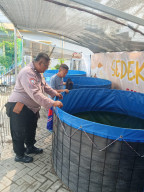 Bhabinkamtibmas Benowo Dukung Ketahanan Pangan dengan Sambangi Kelompok Tani Budidaya Lele