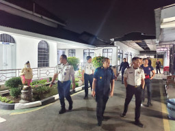 Optimalkan Pengamanan, Lapas Kelas I Madiun Tingkatkan Keamanan Melalui Patroli Malam di Area Brandgang