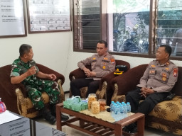 Kapolsek Wonocolo Silaturahmi ke Danramil, Perkuat Sinergi TNI-Polri Jaga Kondusivitas Surabaya