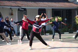 Langkah Sehat Menuju Pembinaan Berkualitas, Lapas Kelas I Madiun Gelar Senam Pagi bagi Warga Binaan Wanita