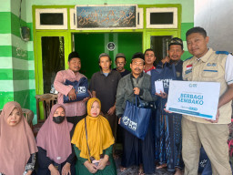 Senyum Dhuafa Mengembang, YBM PLN UIP JBTB Salurkan Sembako untuk 50 Mustahik di Sidoarjo