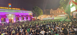 Ribuan Bonek dan Warga Padati Nobar Semifinal Piala Presiden 2026 di Depan Polrestabes Surabaya