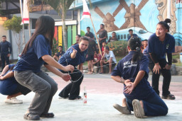 Lapas Kelas I Madiun Gelar Lomba Estafet Tepung dan Paku dalam Botol, Perkuat Kebersamaan Warga Binaan