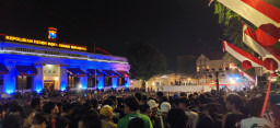 Nobar Final Piala Presiden 2026 di Depan Polrestabes Surabaya Meriah, DJ Almira Berto Hibur Ribuan Bonek