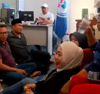 Umar Hayat Tegaskan Kedisiplinan dan Evaluasi Kinerja 12 Media Online: “Kantor Harus Kita Perhatikan Bersama