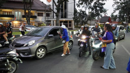 Polresta Malang Kota dan Aremania Bagikan 39 Mawar, Tebar Pesan Damai Jelang HUT Arema FC