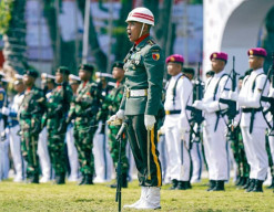 Danyonif 500/Sikatan Pimpin Upacara HUT ke-81 Kemerdekaan RI di Gedung Negara Grahadi