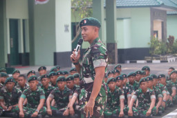 Komandan Yonif 500/Sikatan Berikan Jam Komandan, Tekankan Disiplin dan Soliditas Prajurit