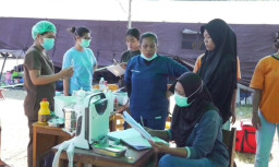 Pusdokkes Polri Berikan Layanan Kesehatan Gratis, 120 Warga Terdampak Gempa di Reo Telah Dilayani