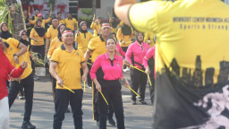 Semangat Kemerdekaan, Polrestabes Surabaya dan Masyarakat Meriahkan HUT ke-81 RI dengan Olahraga dan Lomba Tradisional