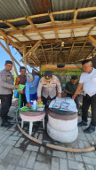 Polres Tanjung Perak Salurkan Bantuan Obat, Bibit dan Pupuk untuk Perkuat Ketahanan Pangan di Kenjeran