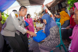 Polrestabes Surabaya Salurkan Paket Sembako Lewat Program 'Luthfie.Daily Berbagi