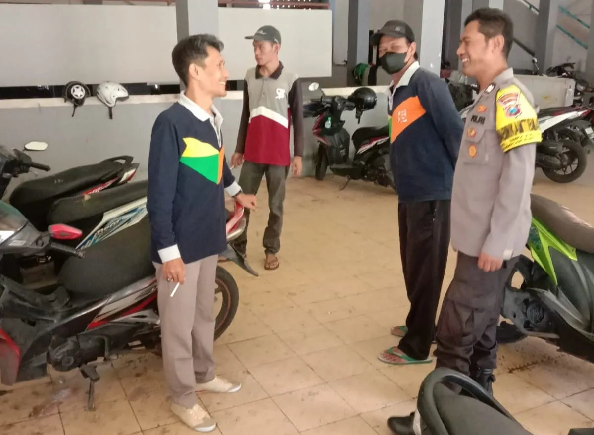 Terjunkan Anggota nya Blusukan ke Pemukiman Kapolsek Simokerto Cegah Curanmor